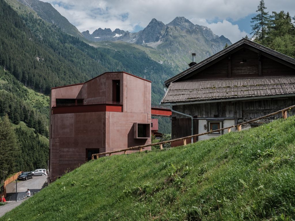 Das Gebäude von außen - Das Tiroler Steinbockzentrum besteht seit Juli 2020 und freut sich über Deinen Besuch. - © Thomas Schrott, himmel